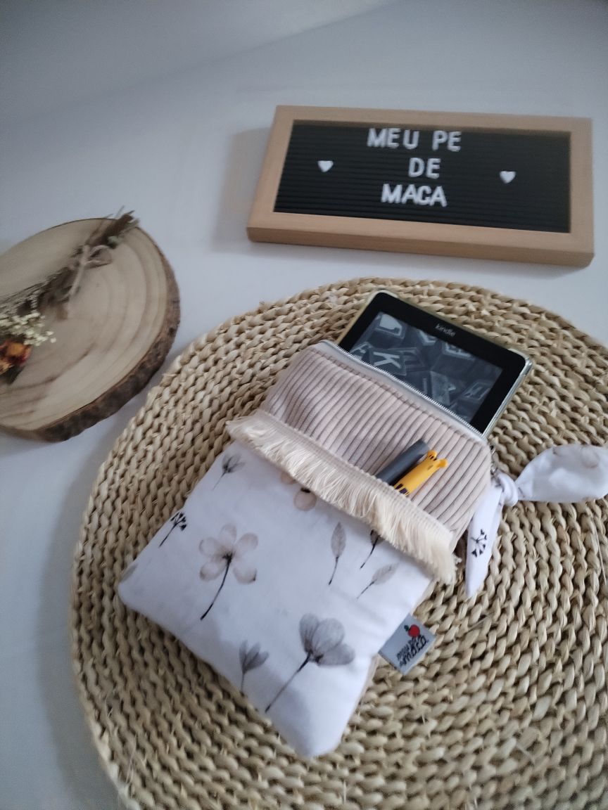 Sleeve para e-reader até 13 cm - Floral Bege - Meu Pé de Maçã 