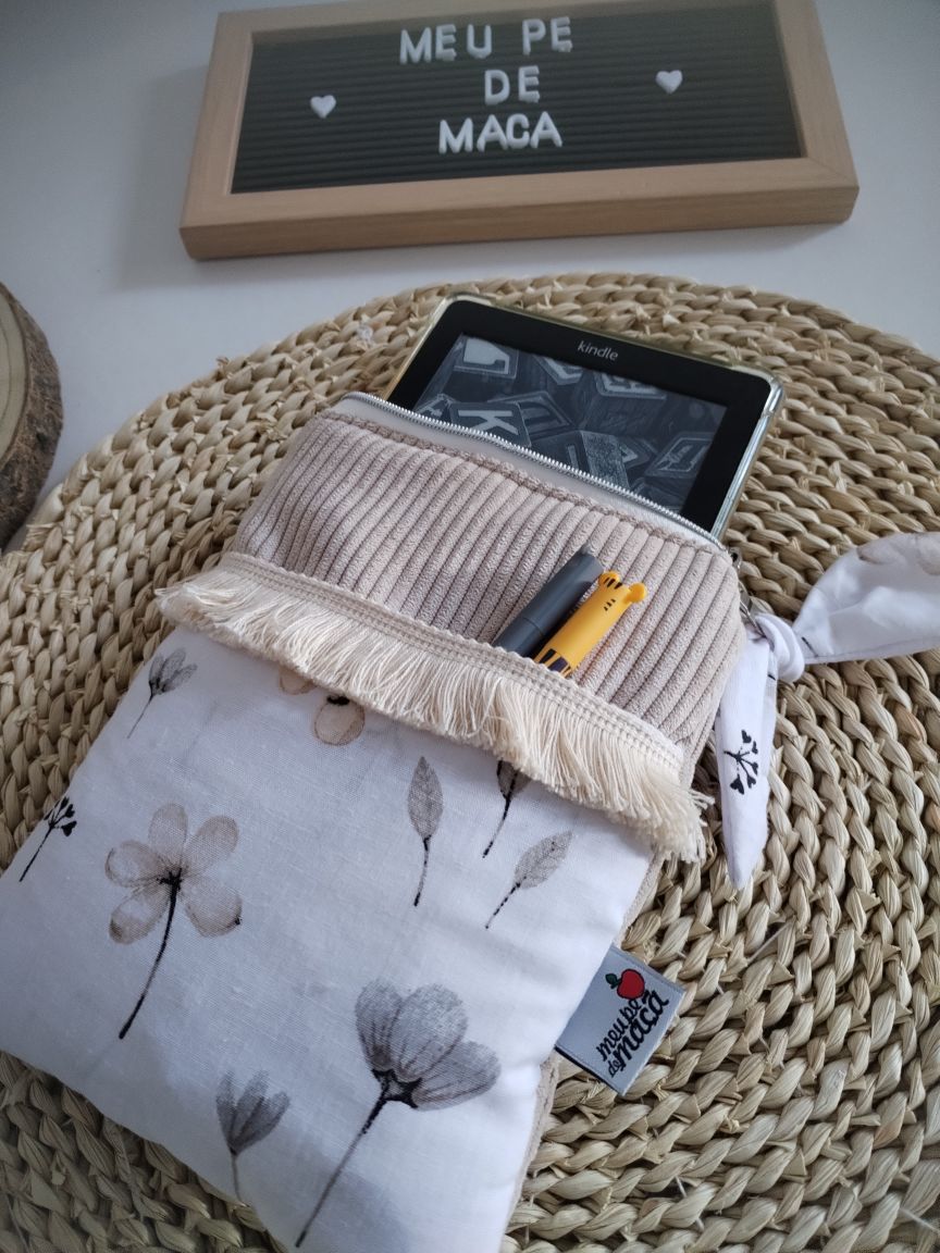 Sleeve para e-reader até 13 cm - Floral Bege - Meu Pé de Maçã 