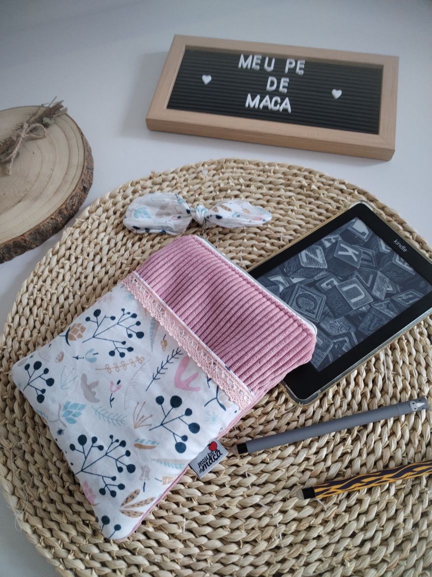 Bolsa acolchoada para e-reader (Kindle, Kobo e outros) - Floral Rosa - Meu Pé de Maçã 