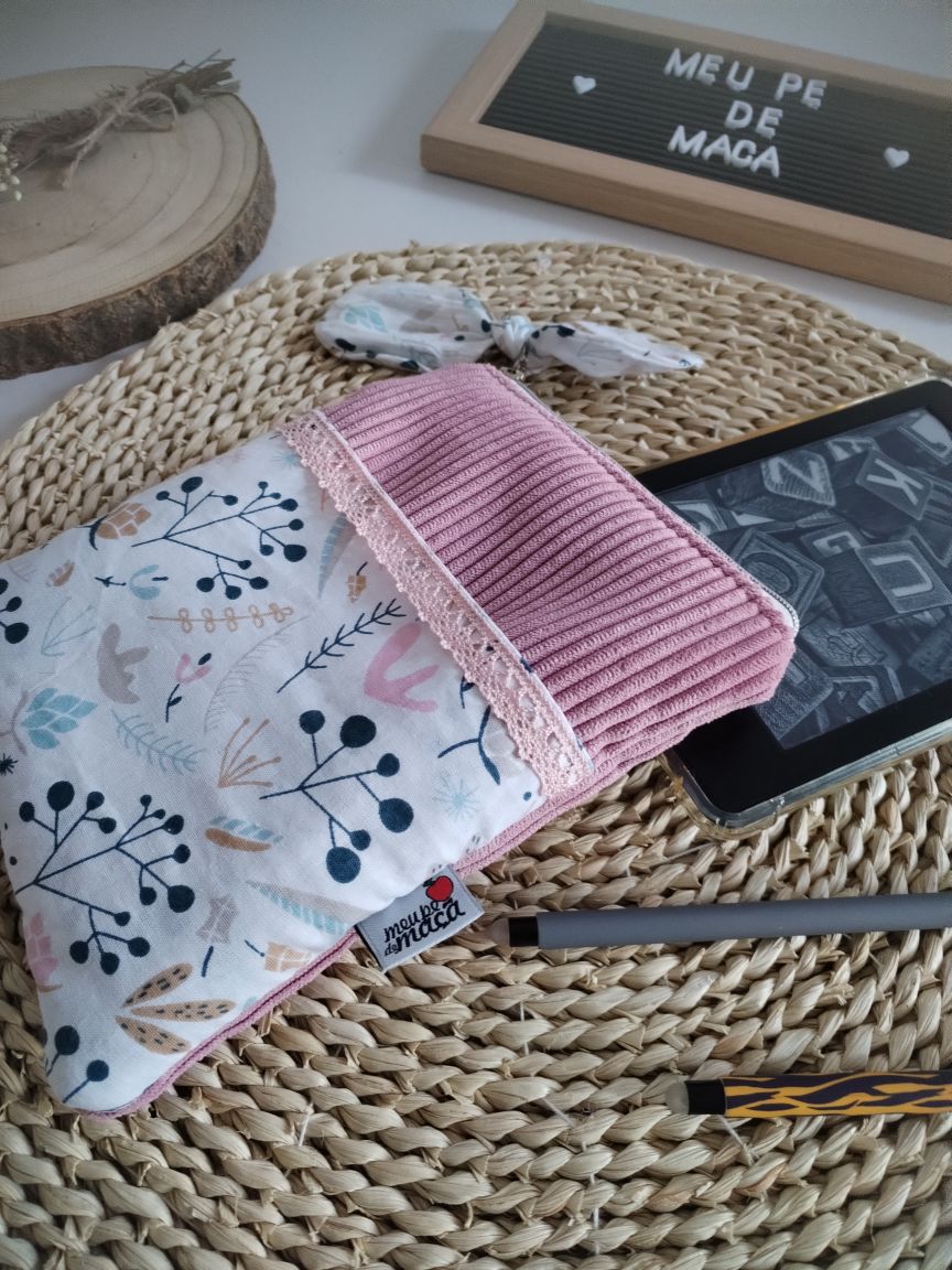 Bolsa acolchoada para e-reader (Kindle, Kobo e outros) - Floral Rosa - Meu Pé de Maçã 