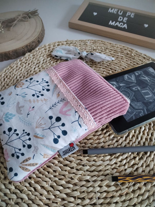 Bolsa acolchoada para e-reader (Kindle, Kobo e outros) - Floral Rosa - Meu Pé de Maçã 