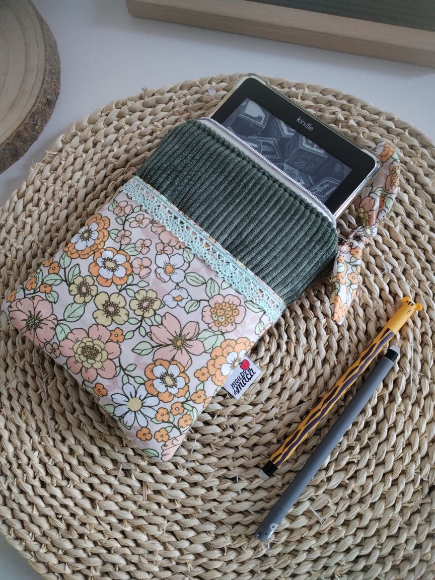 Bolsa acolchoada para e-reader (Kindle, Kobo e outros) - Verde Seco - Meu Pé de Maçã 