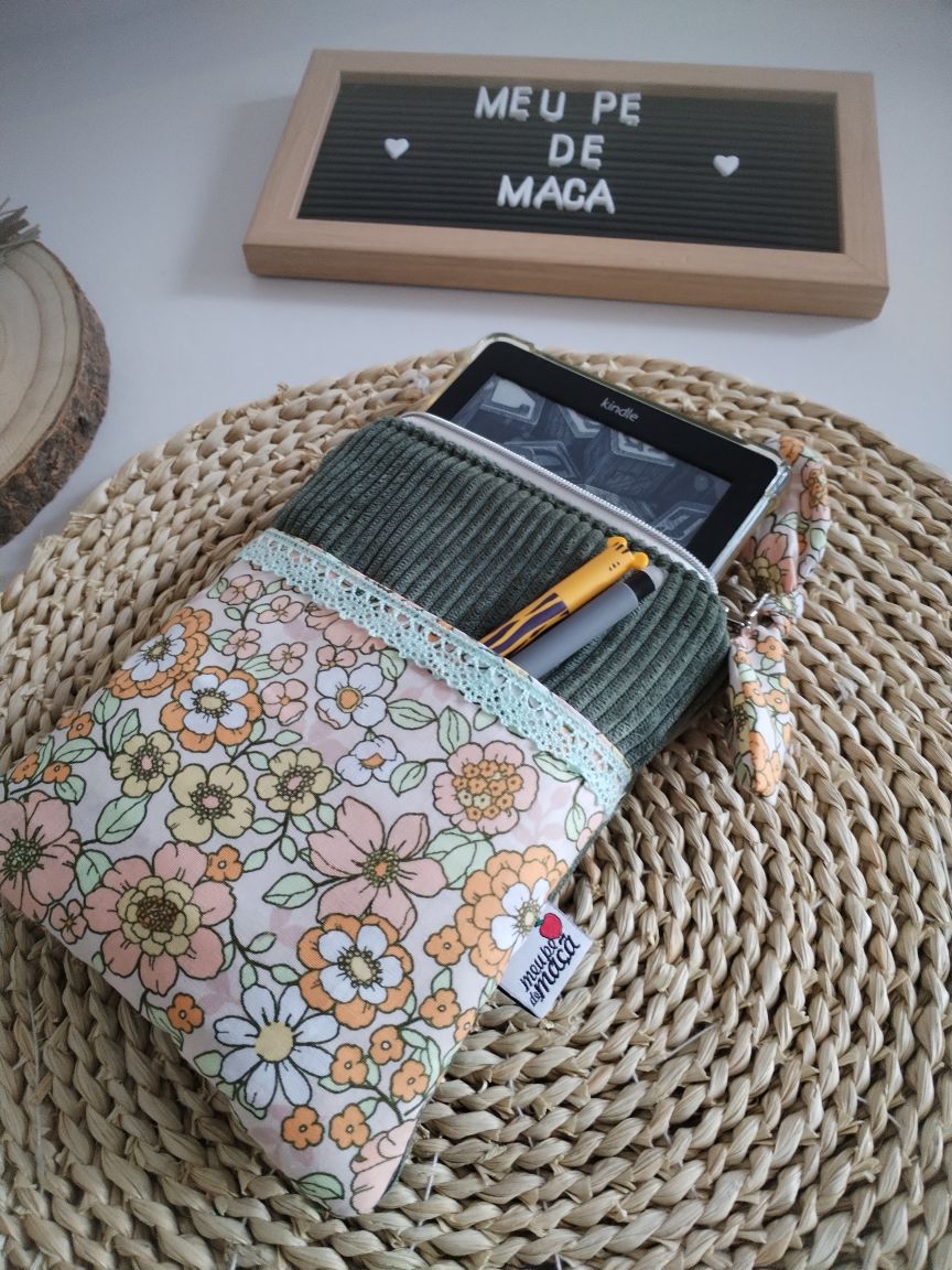 Bolsa acolchoada para e-reader (Kindle, Kobo e outros) - Verde Seco - Meu Pé de Maçã 