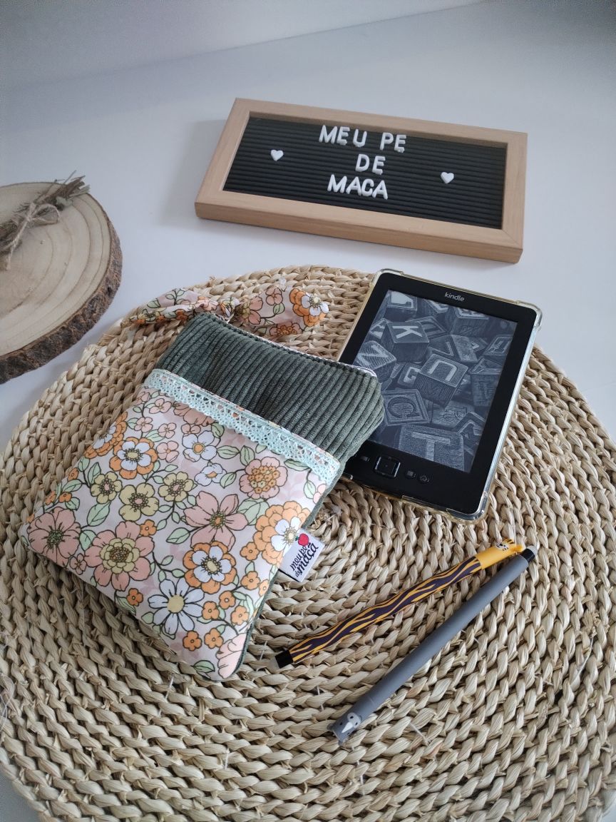 Bolsa acolchoada para e-reader (Kindle, Kobo e outros) - Verde Seco - Meu Pé de Maçã 