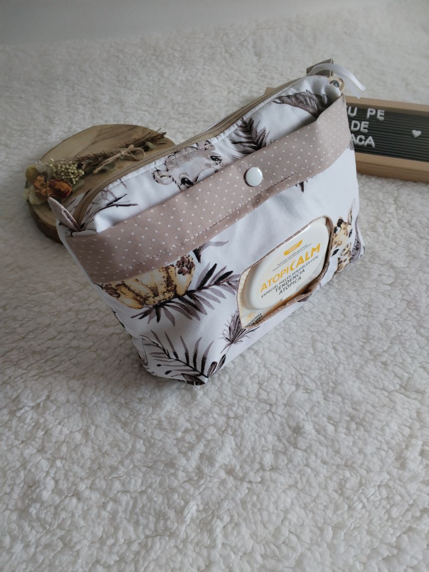Bolsa organizadora para fraldas e toalhitas — feita à mão - Animais da Savana - Meu Pé de Maçã 