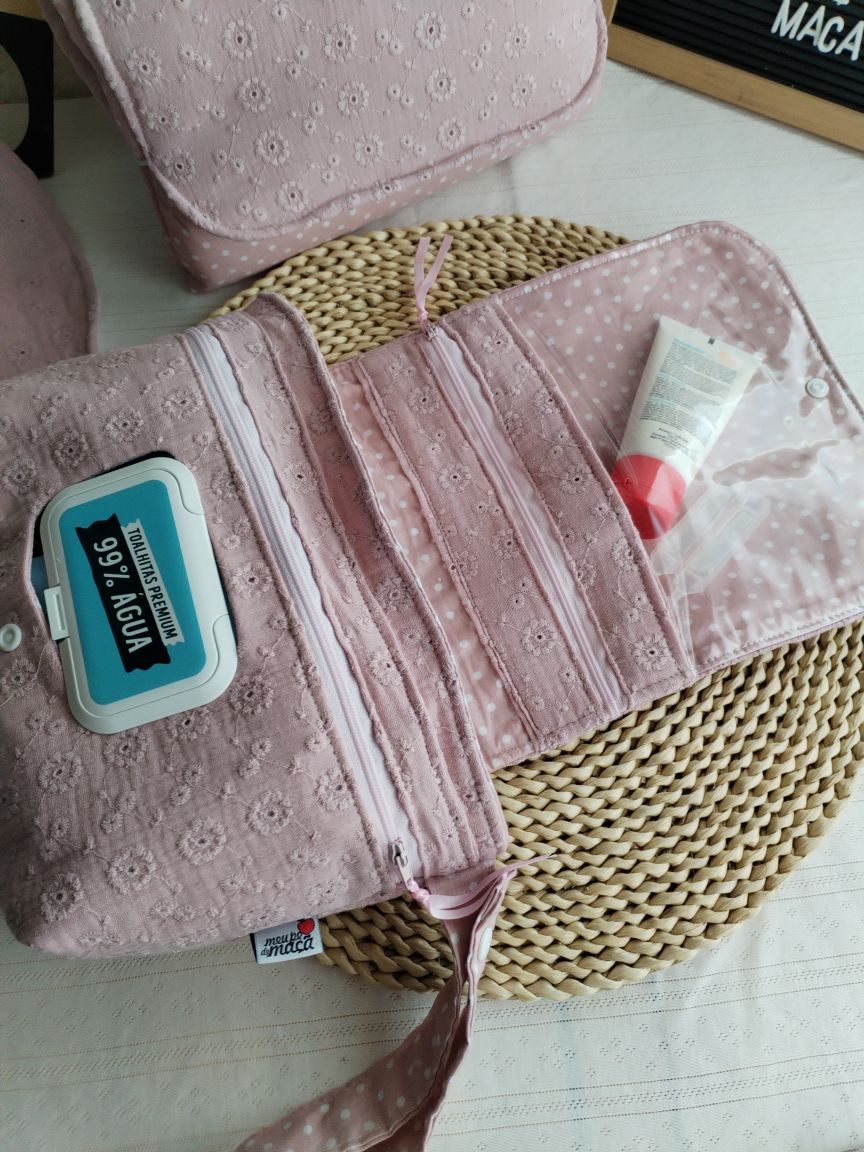 Conjunto Bolsa fraldas e toalhitas, muda fraldas e porta documentos - Musselina Bordada Floral Rosa Velho Claro