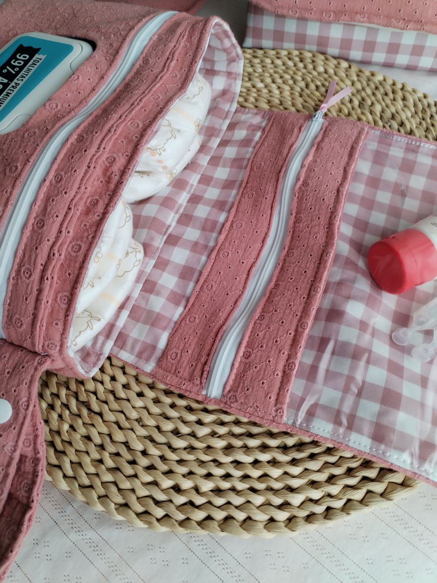 Conjunto Bolsa fraldas e toalhitas, muda fraldas e porta documentos - Musselina Bordada Floral Rosa Velho Escuro