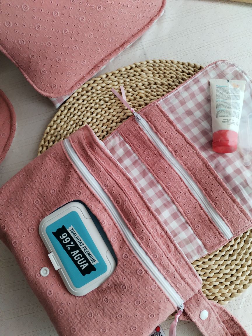 Conjunto Bolsa fraldas e toalhitas, muda fraldas e porta documentos - Musselina Bordada Floral Rosa Velho Escuro