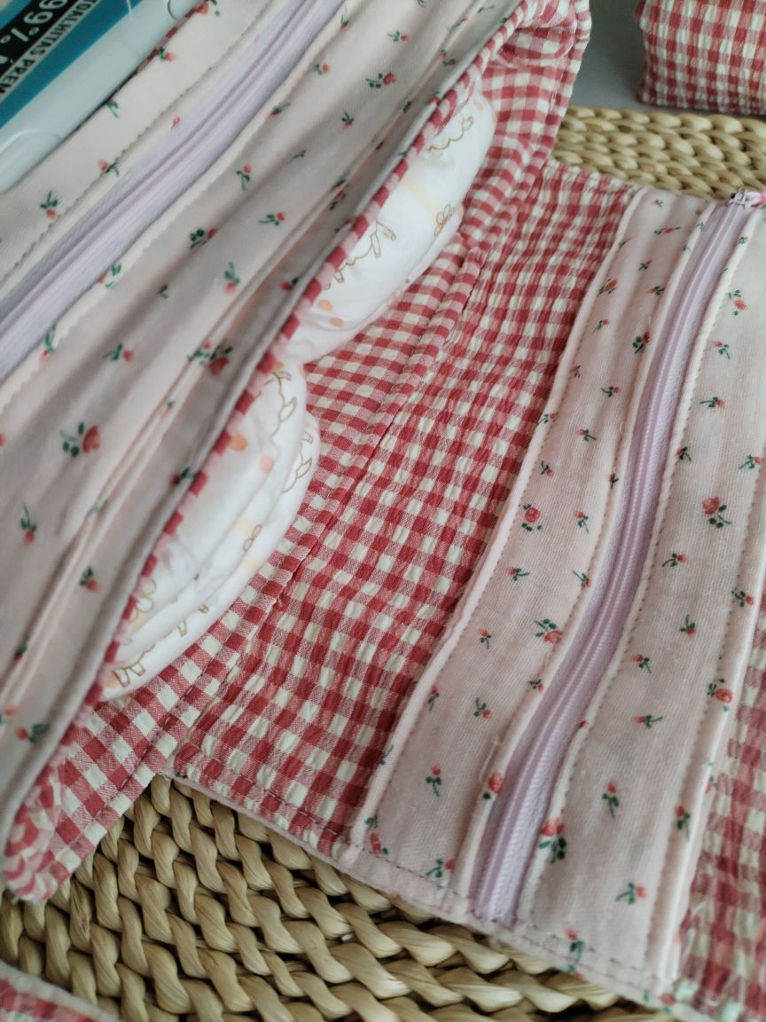 Conjunto Bolsa fraldas e toalhitas, muda fraldas e porta documentos - Musselina Floral Rosa