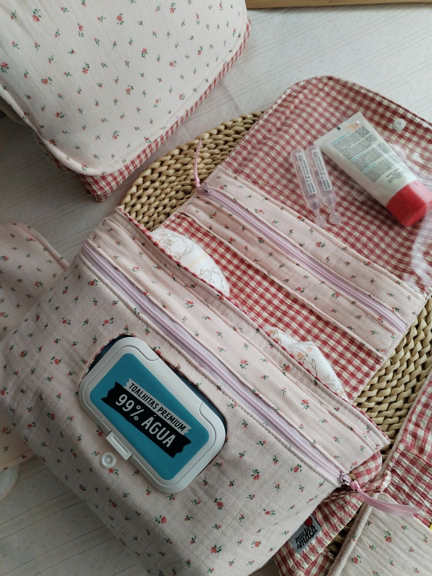 Conjunto Bolsa fraldas e toalhitas, muda fraldas e porta documentos - Musselina Floral Rosa