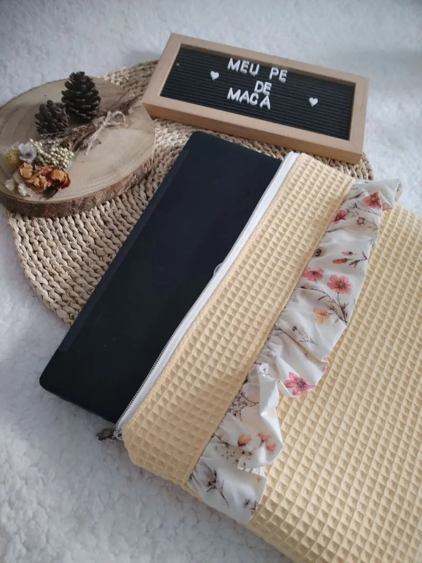 Conjunto Bolsa para Portátil + Bolsa para E-reader – Waffle Amarelo Pastel e Floral - Meu Pé de Maçã 