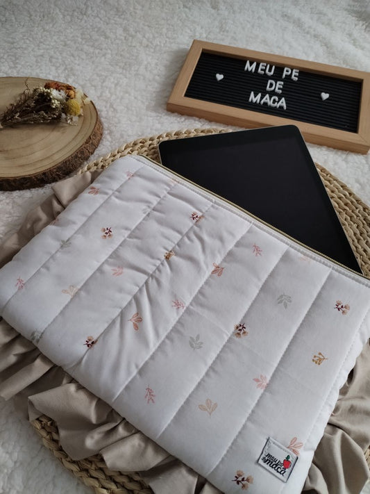 Bolsa para tablet acolchoada – feita à mão - Floral Branca - Meu Pé de Maçã 