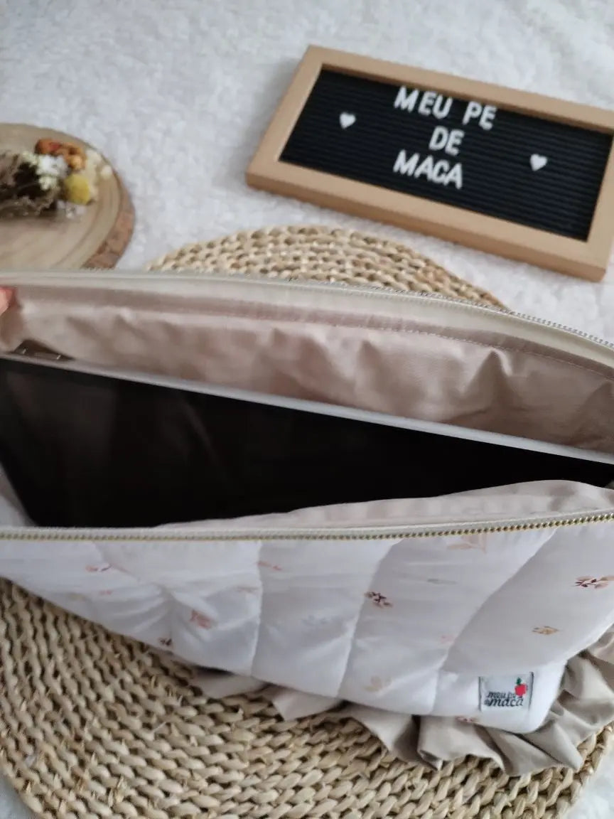 Bolsa para tablet acolchoada – feita à mão - Floral Branca - Meu Pé de Maçã 