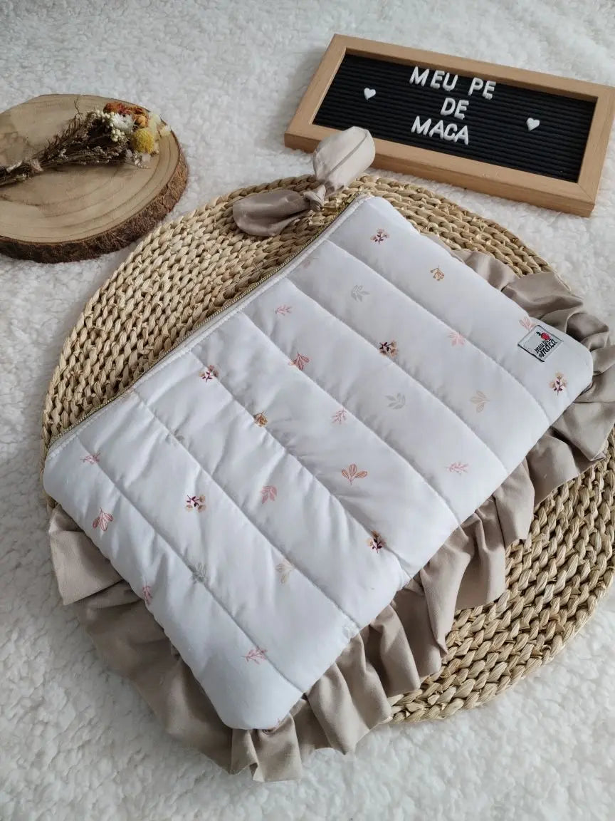 Bolsa para tablet acolchoada – feita à mão - Floral Branca - Meu Pé de Maçã 