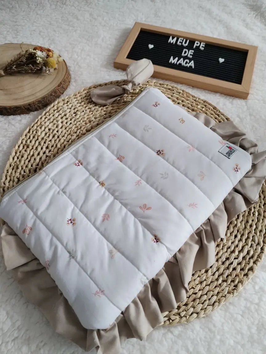 Bolsa para tablet acolchoada – feita à mão - Floral Branca - Meu Pé de Maçã 