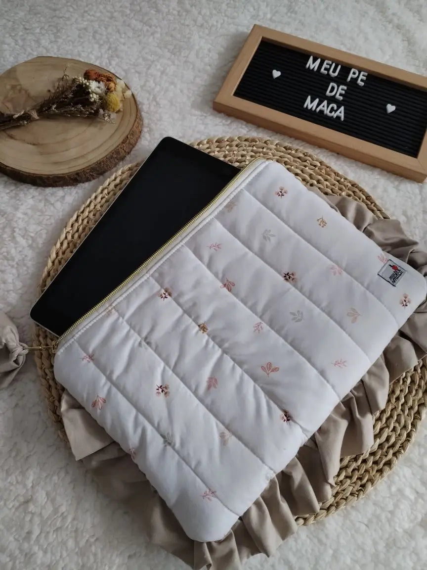 Bolsa para tablet acolchoada – feita à mão - Floral Branca - Meu Pé de Maçã 