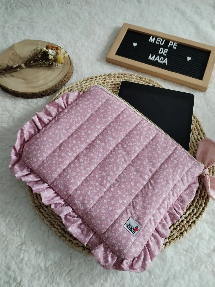 Bolsa para tablet acolchoada – feita à mão - Floral Rosa - Meu Pé de Maçã 