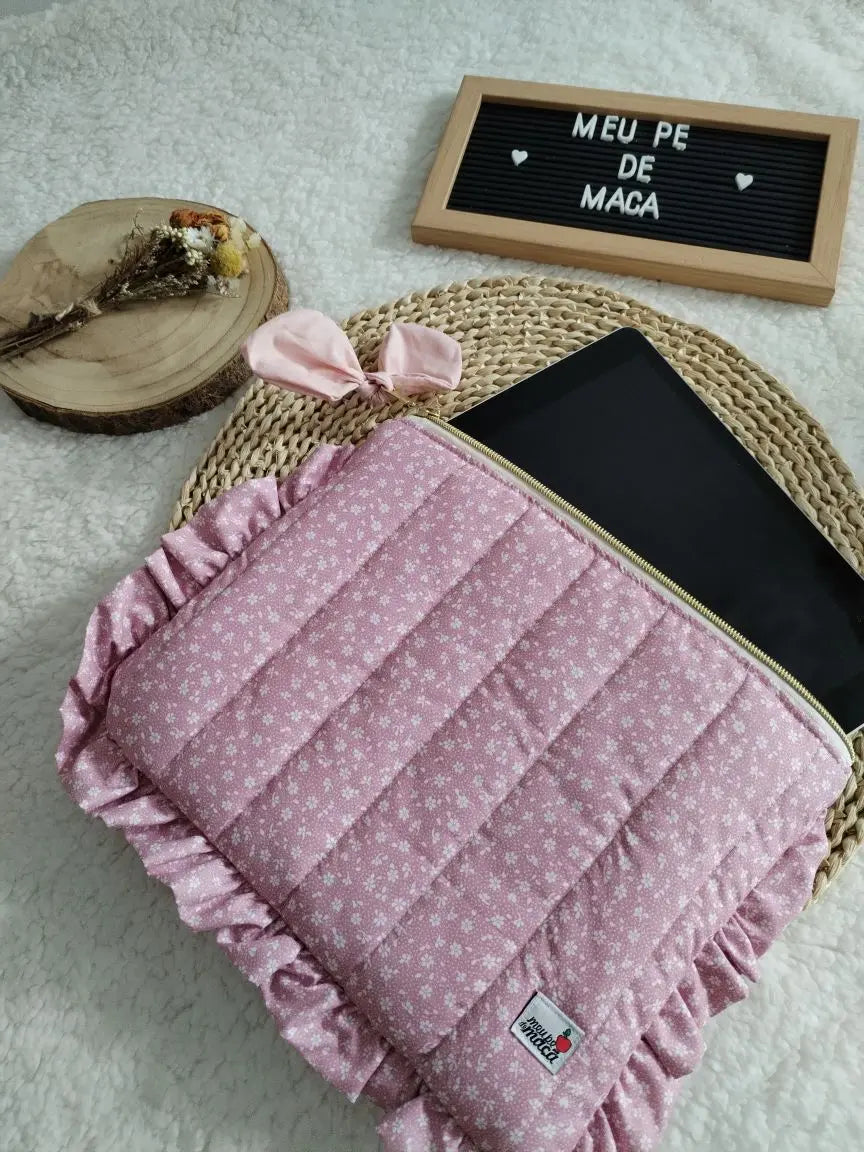 Bolsa para tablet acolchoada – feita à mão - Floral Rosa - Meu Pé de Maçã 