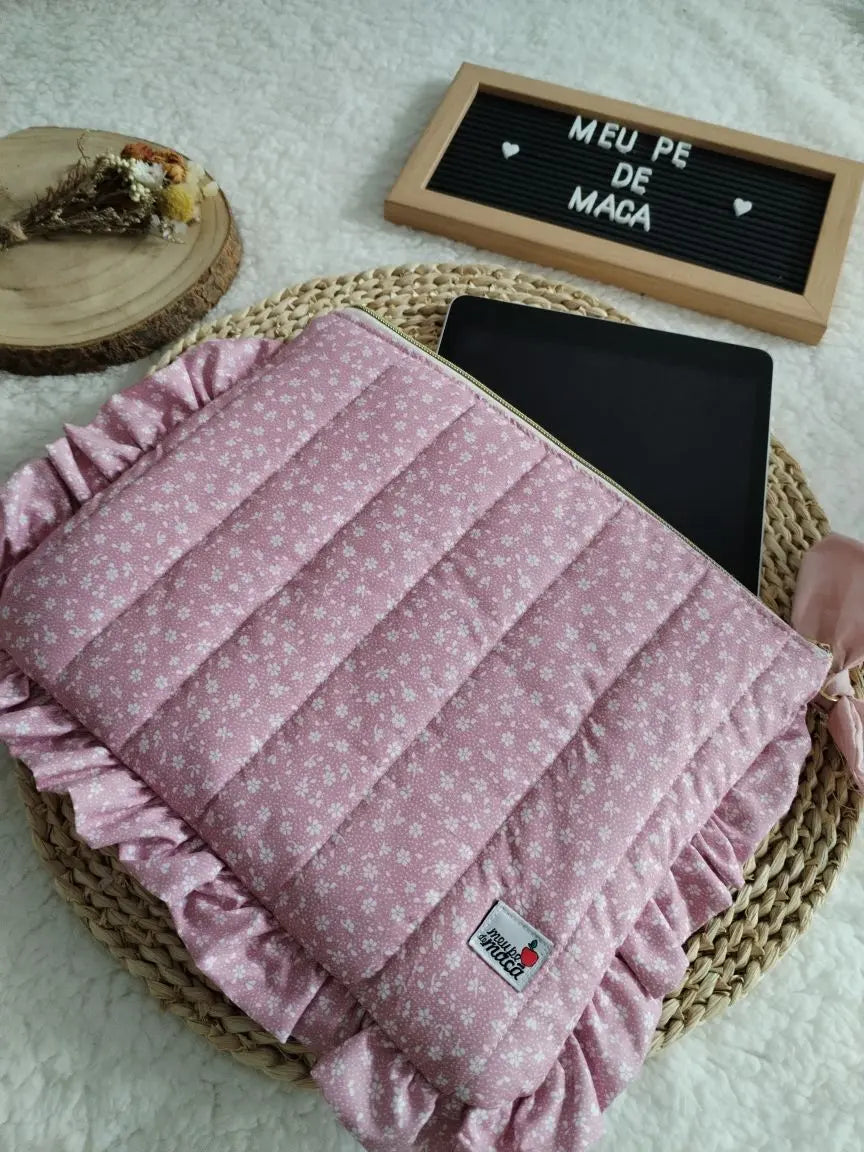 Bolsa para tablet acolchoada – feita à mão - Floral Rosa - Meu Pé de Maçã 