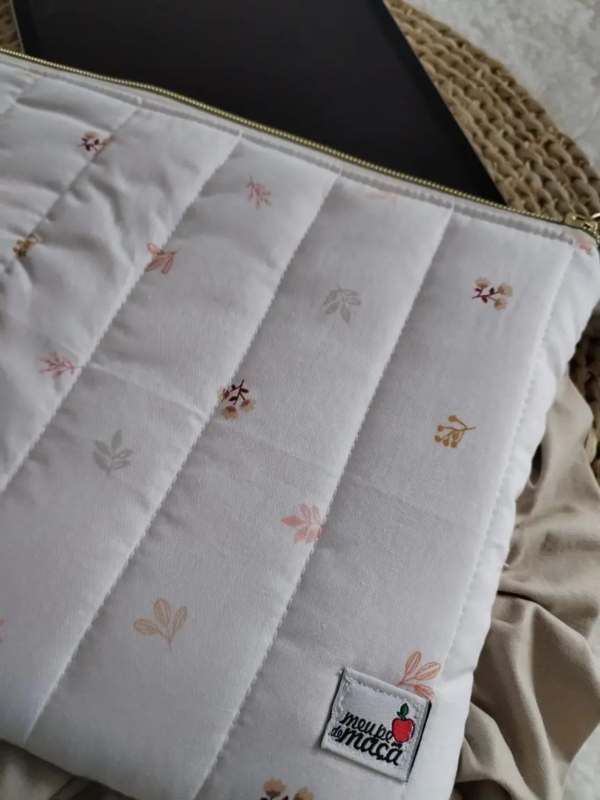 Bolsa para tablet acolchoada – feita à mão - Floral Branca - Meu Pé de Maçã 