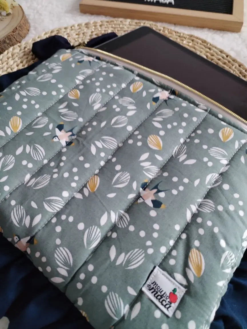Bolsa para tablet acolchoada – feita à mão - Passarinhos - Meu Pé de Maçã 