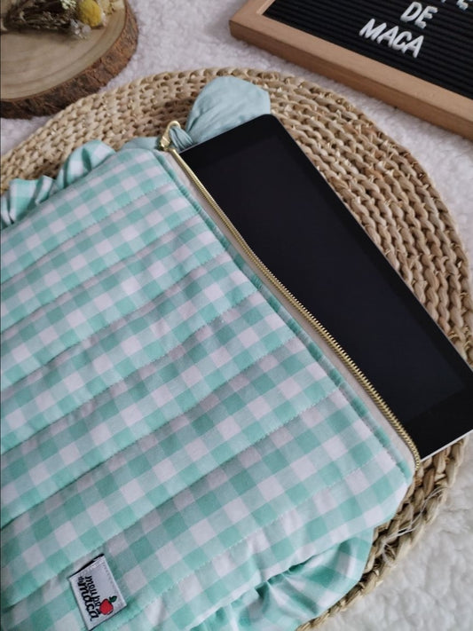 Bolsa para tablet acolchoada – feita à mão - Vichy Verde Agua - Meu Pé de Maçã 