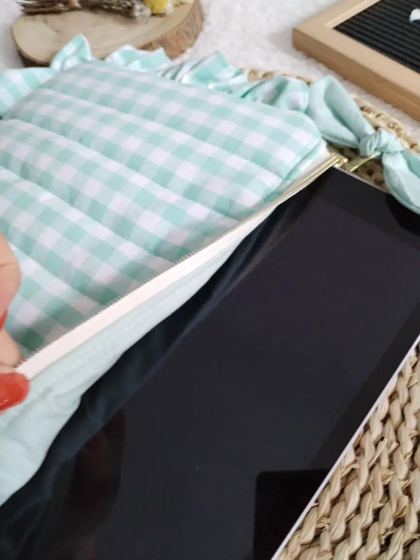 Bolsa para tablet acolchoada – feita à mão - Vichy Verde Agua - Meu Pé de Maçã 