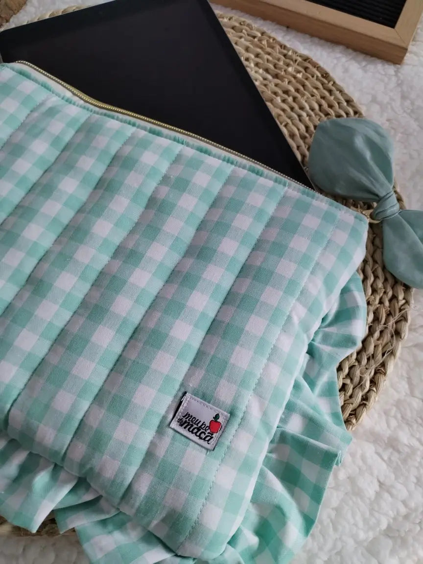 Bolsa para tablet acolchoada – feita à mão - Vichy Verde Agua - Meu Pé de Maçã 