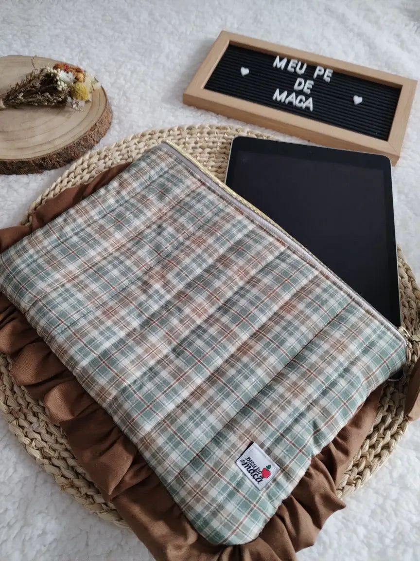Bolsa para tablet acolchoada – feita à mão - xadrez outonal - Meu Pé de Maçã 