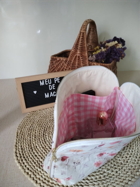 Necessaire de Viagem para Mães – Elegância e Praticidade no Seu Ritmo - Floral Rosa - Meu Pé de Maçã 