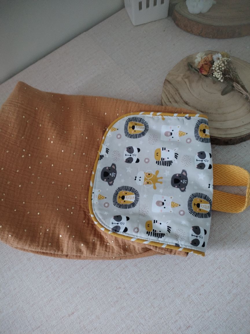 Mochila Bege e Amarela com Animais - Meu Pé de Maçã 
