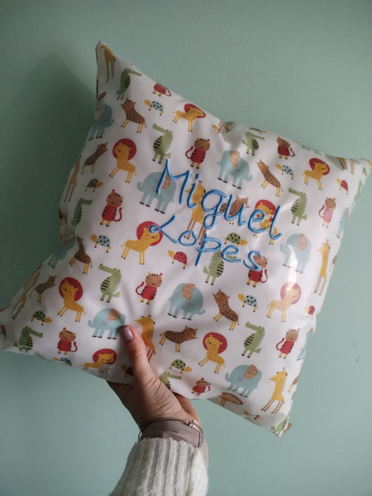 Almofada Creche Plastificada Personalizada - Meu Pé de Maçã 