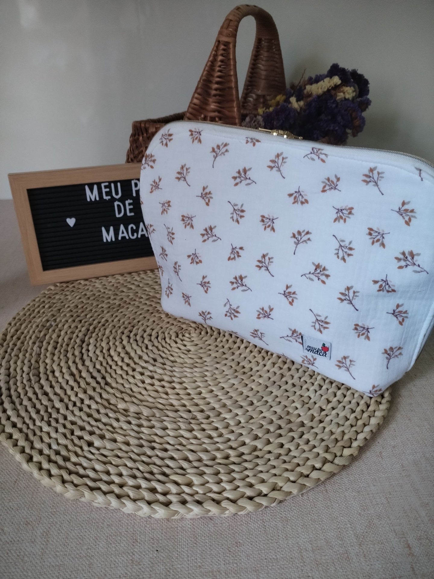 Necessaire de Viagem – Elegância e Praticidade no Seu Ritmo - Floral Camel - Meu Pé de Maçã 