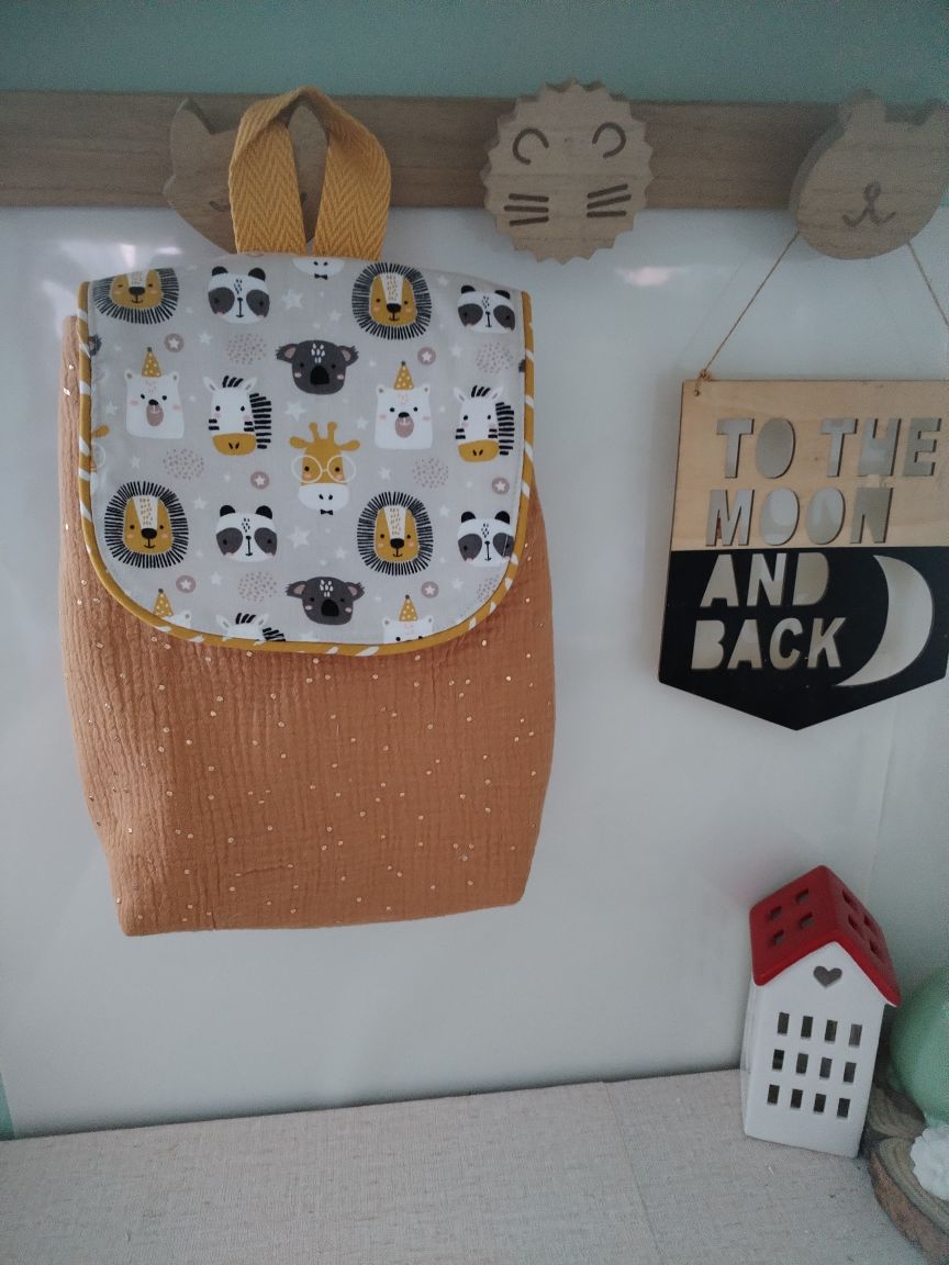 Mochila Bege e Amarela com Animais - Meu Pé de Maçã 