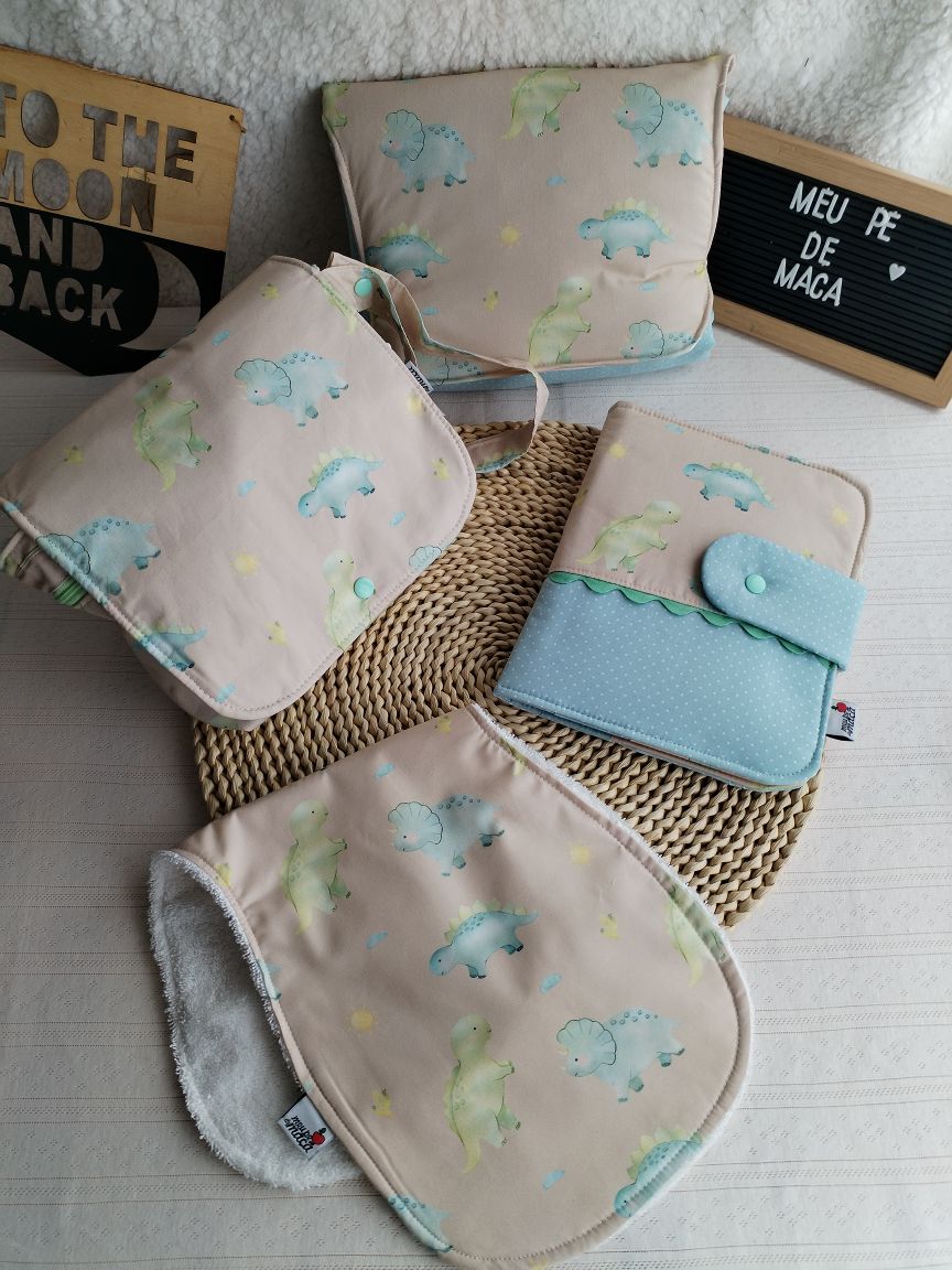 Conjunto Bolsa fraldas e toalhitas, muda fraldas e porta documentos - Dinossauros