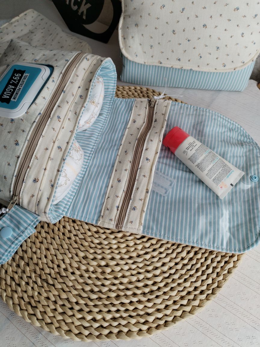 Conjunto Bolsa fraldas e toalhitas, muda fraldas e porta documentos - Musselina Floral Azul Claro