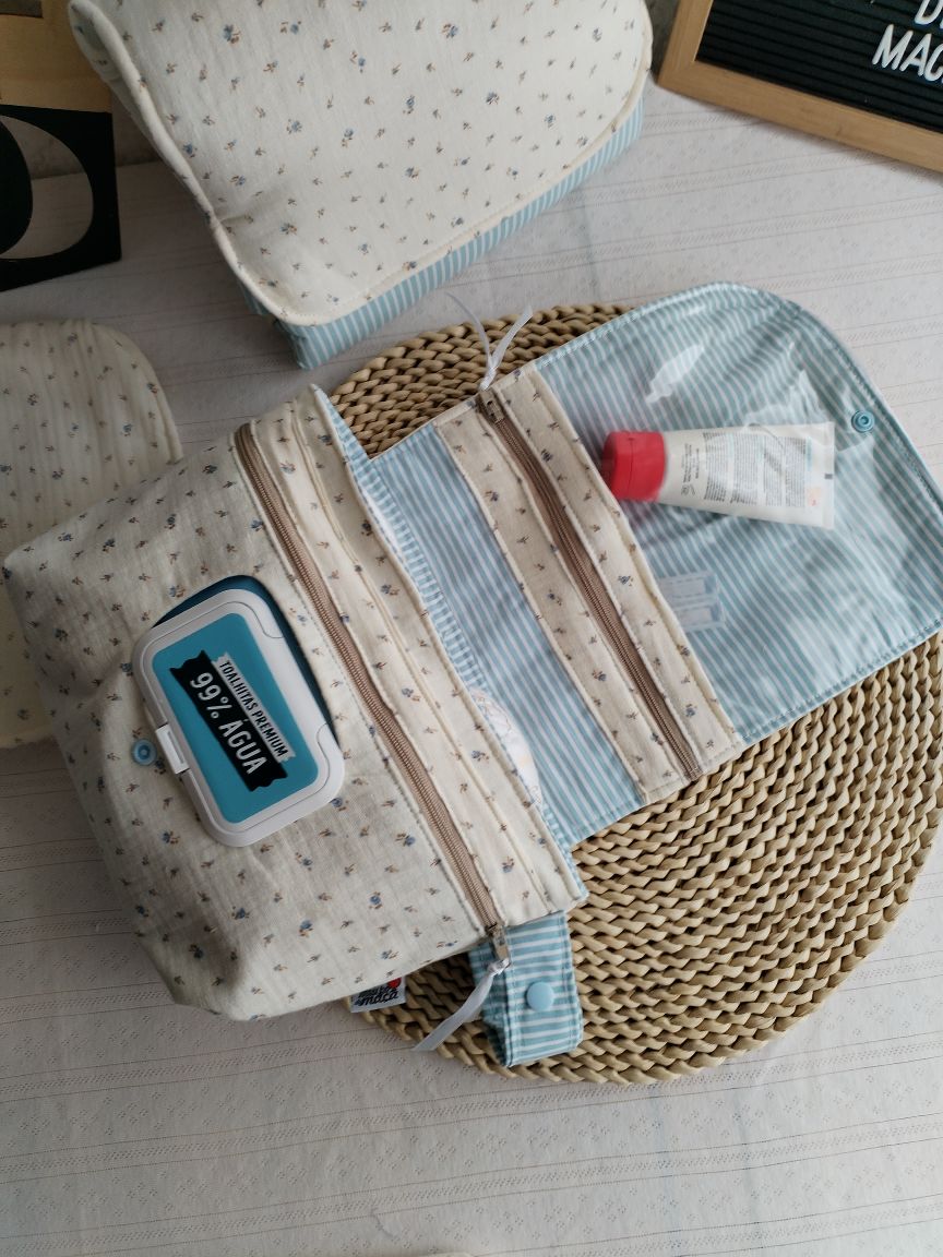 Conjunto Bolsa fraldas e toalhitas, muda fraldas e porta documentos - Musselina Floral Azul Claro