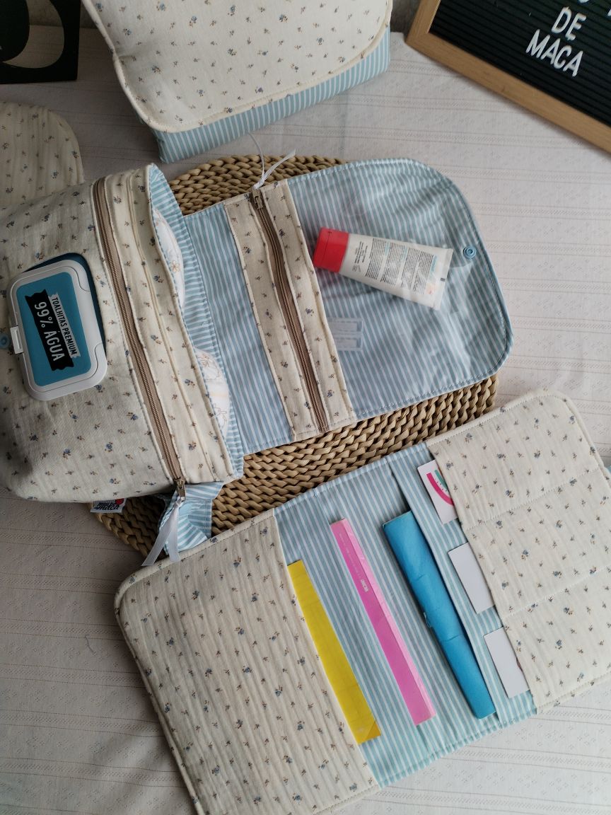 Conjunto Bolsa fraldas e toalhitas, muda fraldas e porta documentos - Musselina Floral Azul Claro