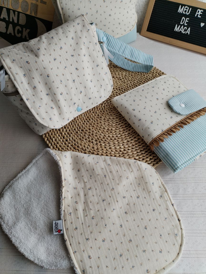 Conjunto Bolsa fraldas e toalhitas, muda fraldas e porta documentos - Musselina Floral Azul Claro