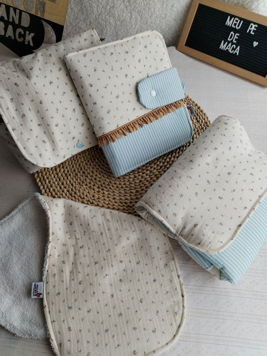 Conjunto Bolsa fraldas e toalhitas, muda fraldas e porta documentos - Musselina Floral Azul Claro