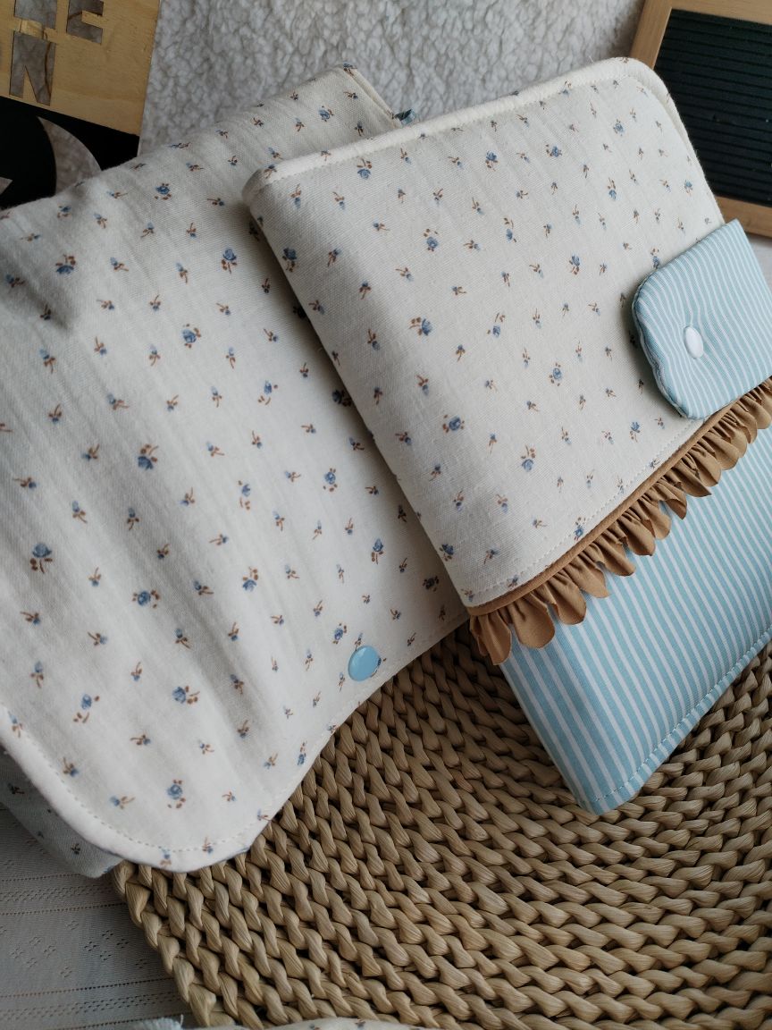 Conjunto Bolsa fraldas e toalhitas, muda fraldas e porta documentos - Musselina Floral Azul Claro