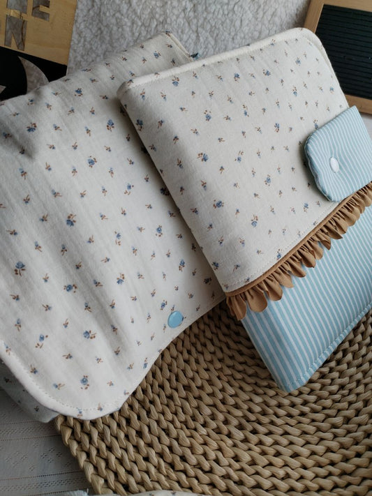 Conjunto Bolsa fraldas e toalhitas, muda fraldas e porta documentos - Musselina Floral Azul Claro