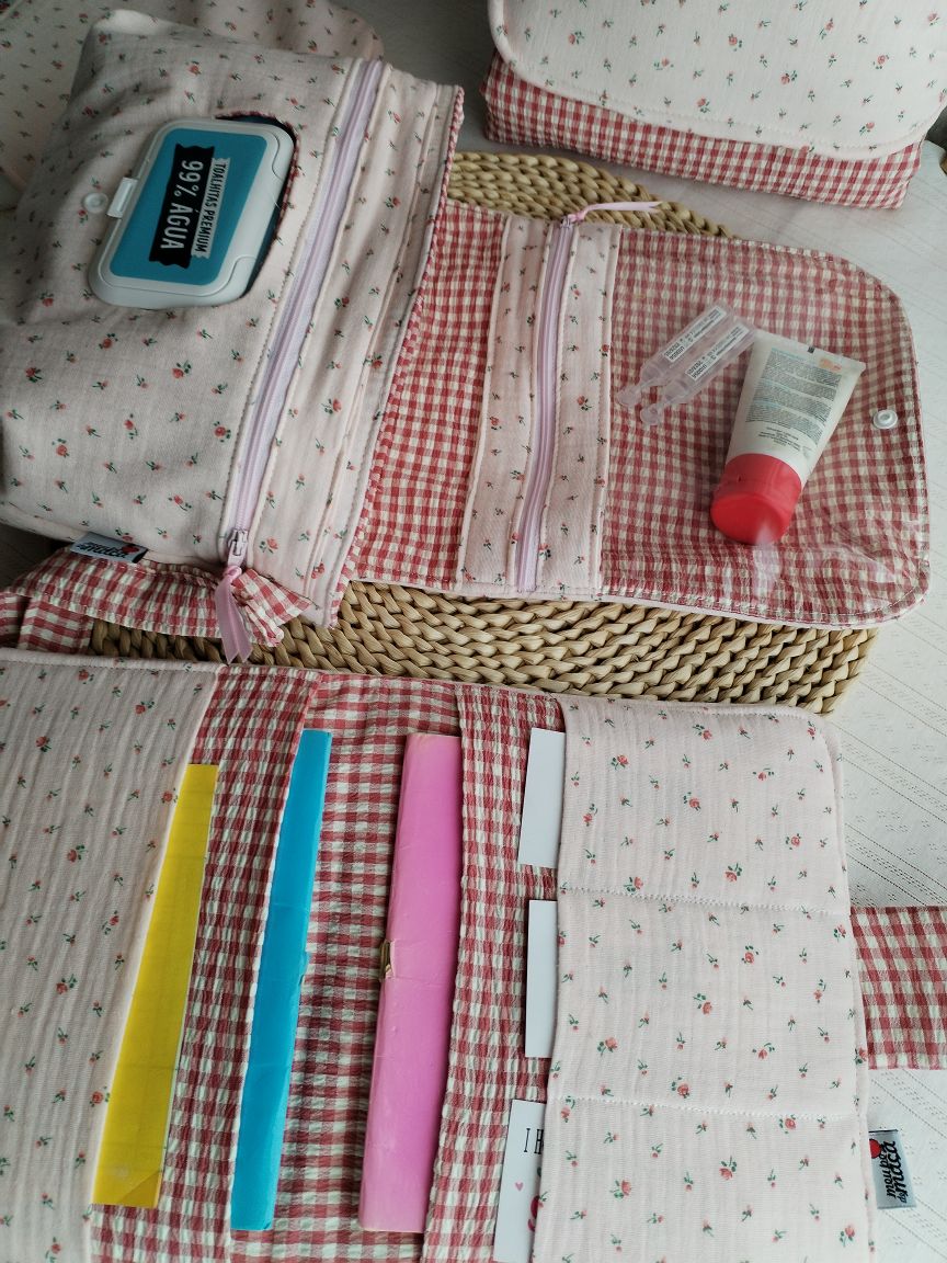 Conjunto Bolsa fraldas e toalhitas, muda fraldas e porta documentos - Musselina Floral Rosa