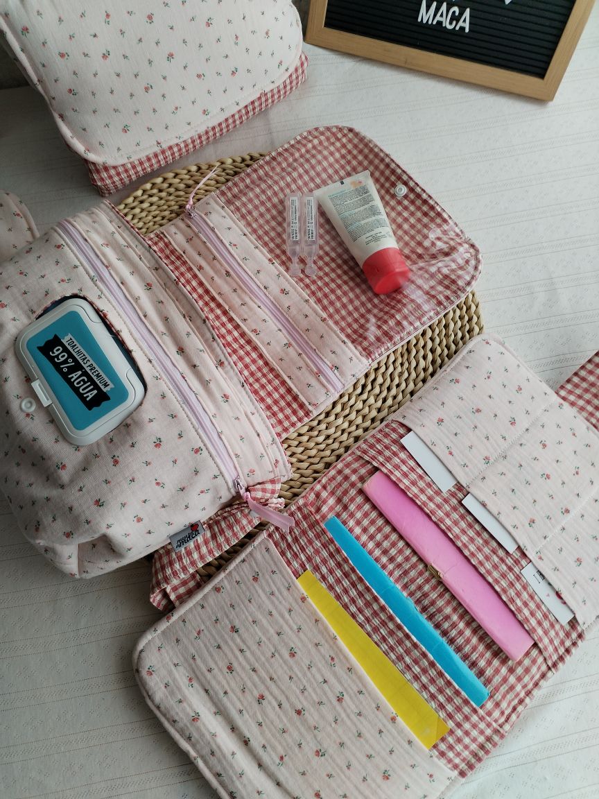 Conjunto Bolsa fraldas e toalhitas, muda fraldas e porta documentos - Musselina Floral Rosa