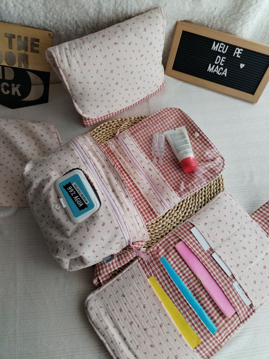 Conjunto Bolsa fraldas e toalhitas, muda fraldas e porta documentos - Musselina Floral Rosa