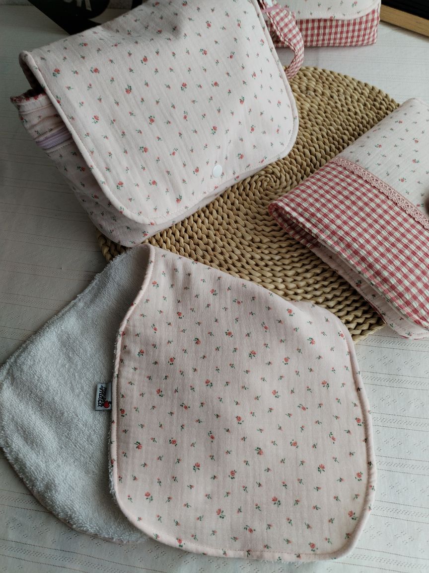 Conjunto Bolsa fraldas e toalhitas, muda fraldas e porta documentos - Musselina Floral Rosa