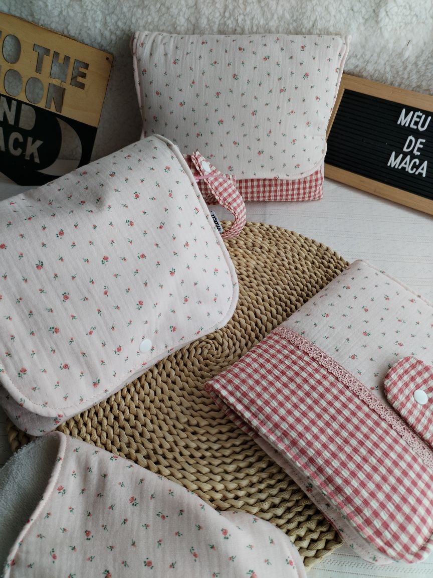 Conjunto Bolsa fraldas e toalhitas, muda fraldas e porta documentos - Musselina Floral Rosa