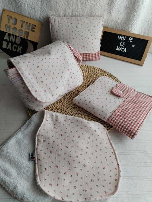 Conjunto Bolsa fraldas e toalhitas, muda fraldas e porta documentos - Musselina Floral Rosa