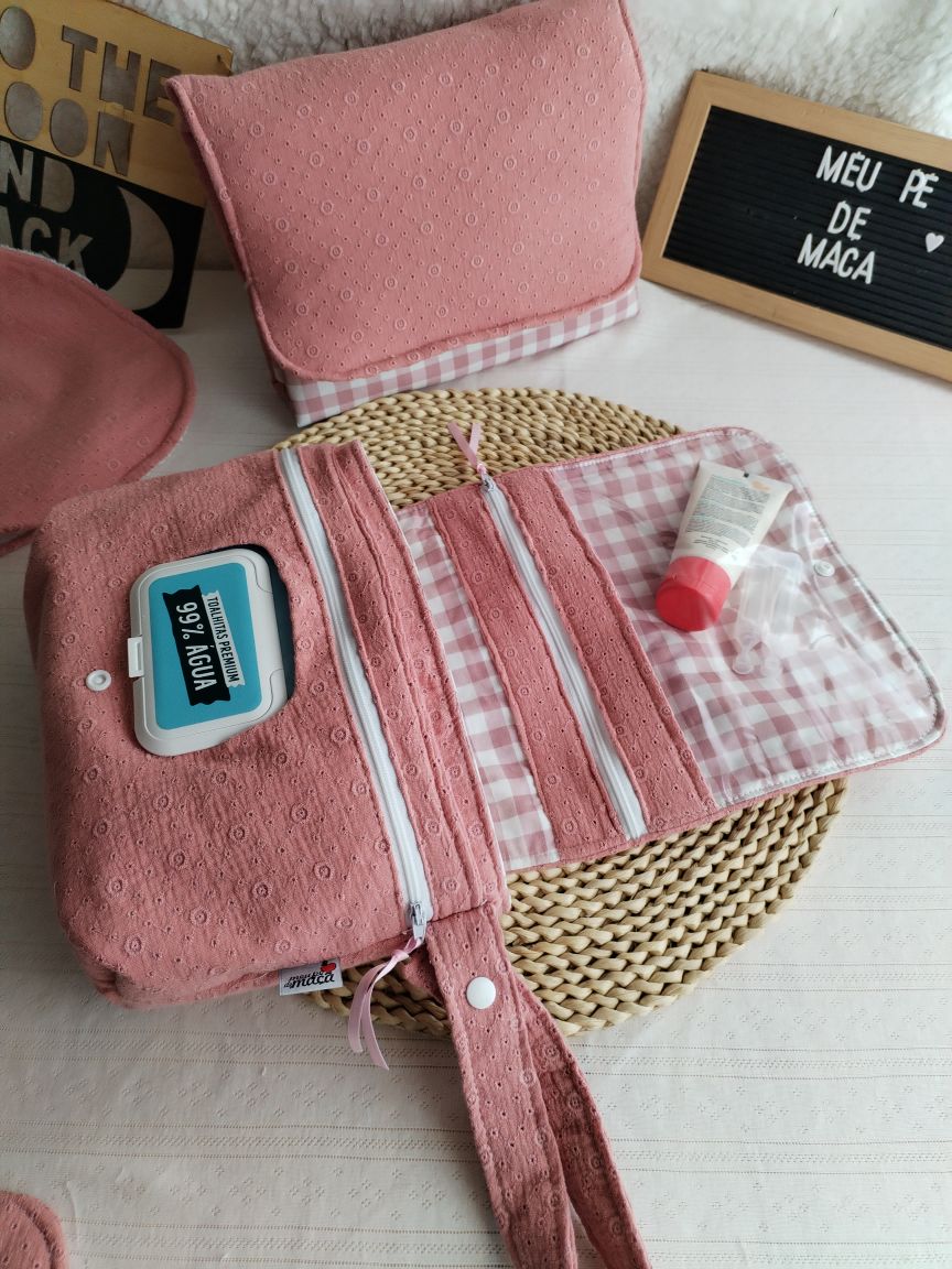 Conjunto Bolsa fraldas e toalhitas, muda fraldas e porta documentos - Musselina Bordada Floral Rosa Velho Escuro