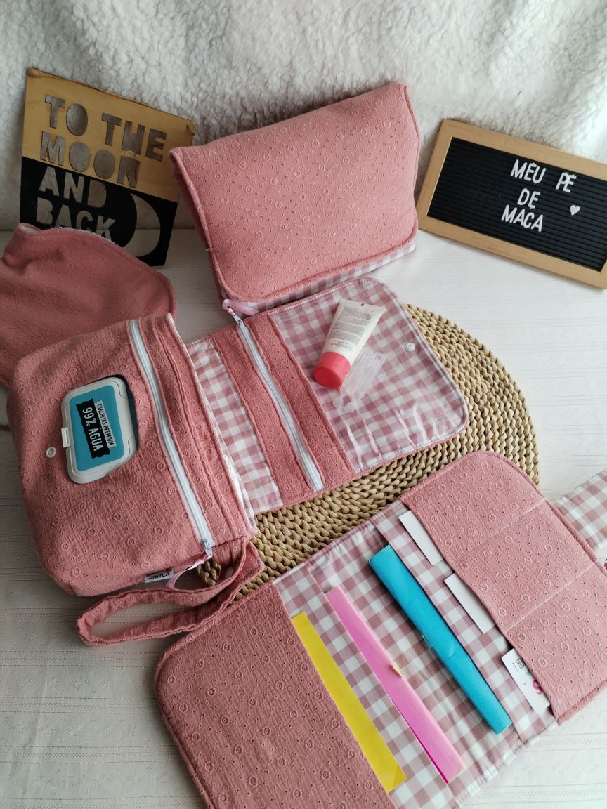 Conjunto Bolsa fraldas e toalhitas, muda fraldas e porta documentos - Musselina Bordada Floral Rosa Velho Escuro